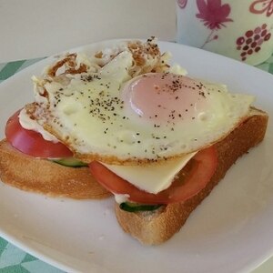 シーチキンと目玉焼きでオープンサンド